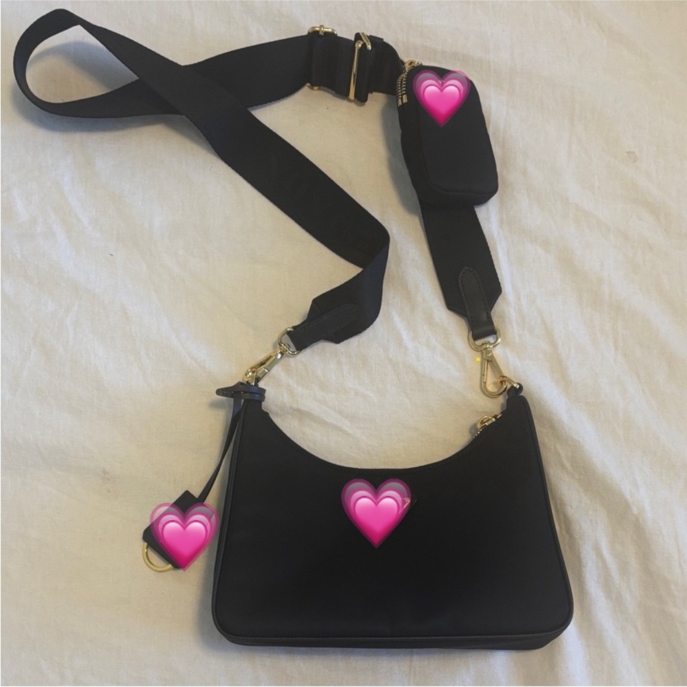 Sophisticated Black Shoulder Bag with Gold Chain